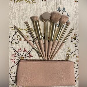 Makeup Brush Set with Pink Pouch with lipsticks